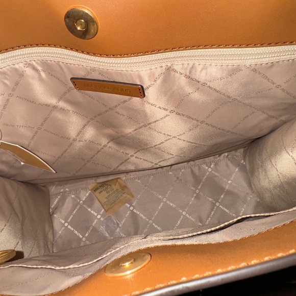 Michael Kors purse - Picture 4 of 4